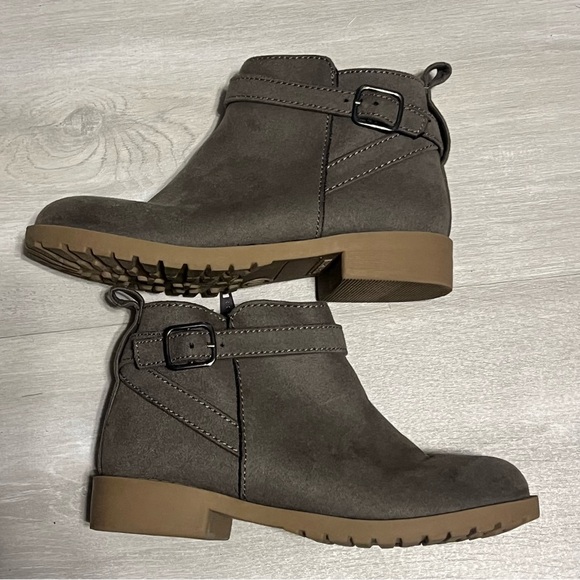 Girls Size 11C- Grey Boots! Worn Once. - Picture 1 of 4